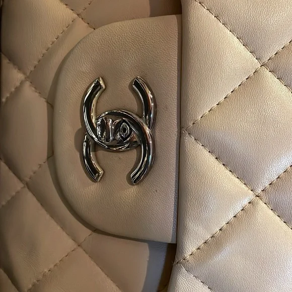 Chanel jumbo single flap bought at Yoogie’s Closet had it cleaned touched up - Picture 3 of 15